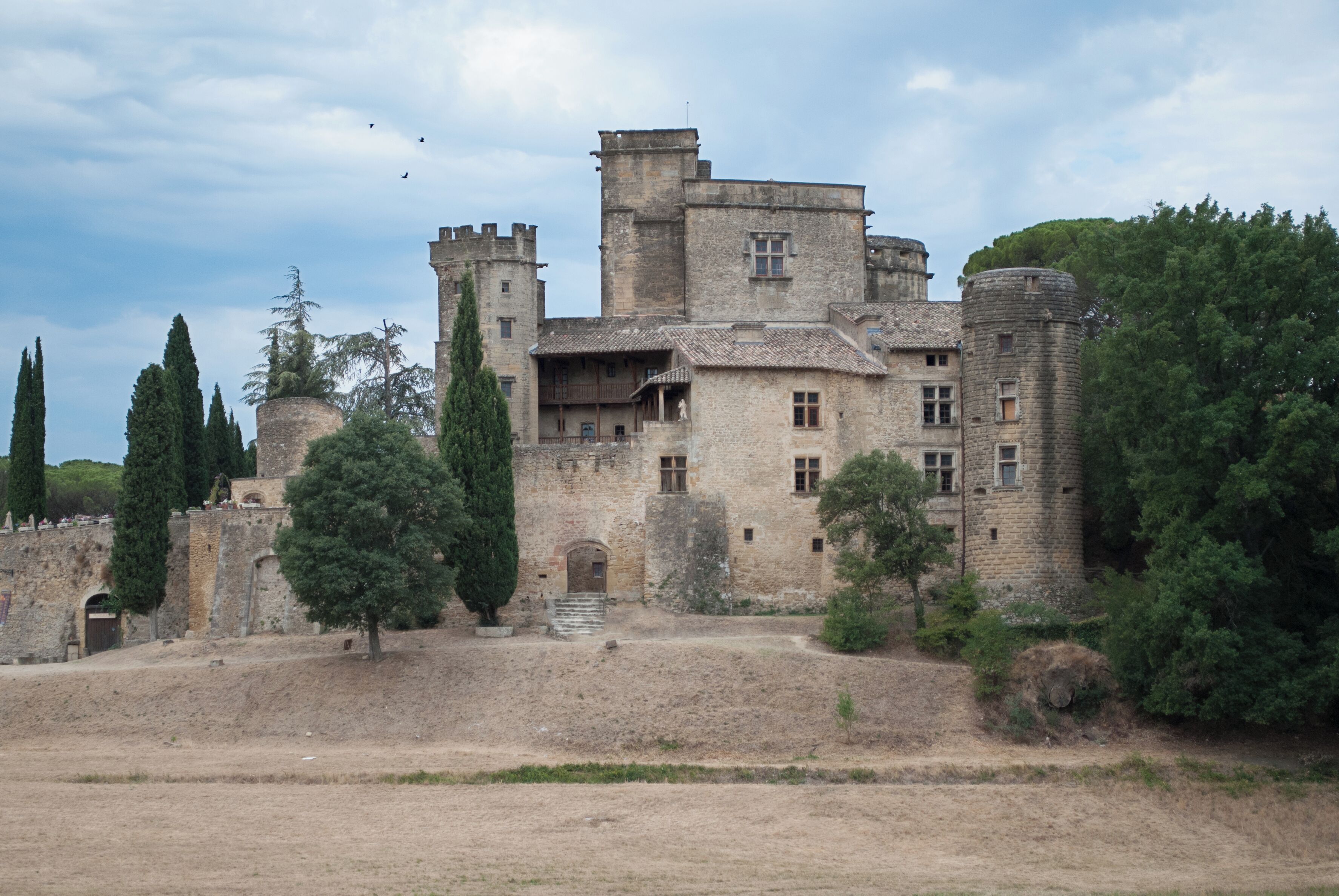 Le château de Lourmarin est un château Renaissance dominant le village de Lourmarin. Restauré entre 1921 et 1923 par Robert Laurent-Vibert, il abrite actuellement une Fondation culturelle. De nombreuses manifestations ont lieu toute l'année. Le château, entièrement meublé, est ouvert toute l'année aux visiteurs. Entre juillet 2006 et 2008, le château de Lourmarin est le site pilote de l'expérimentation d'un audio guide révolutionnaire basé sur la géolocalisation vectorielle, Percipio.