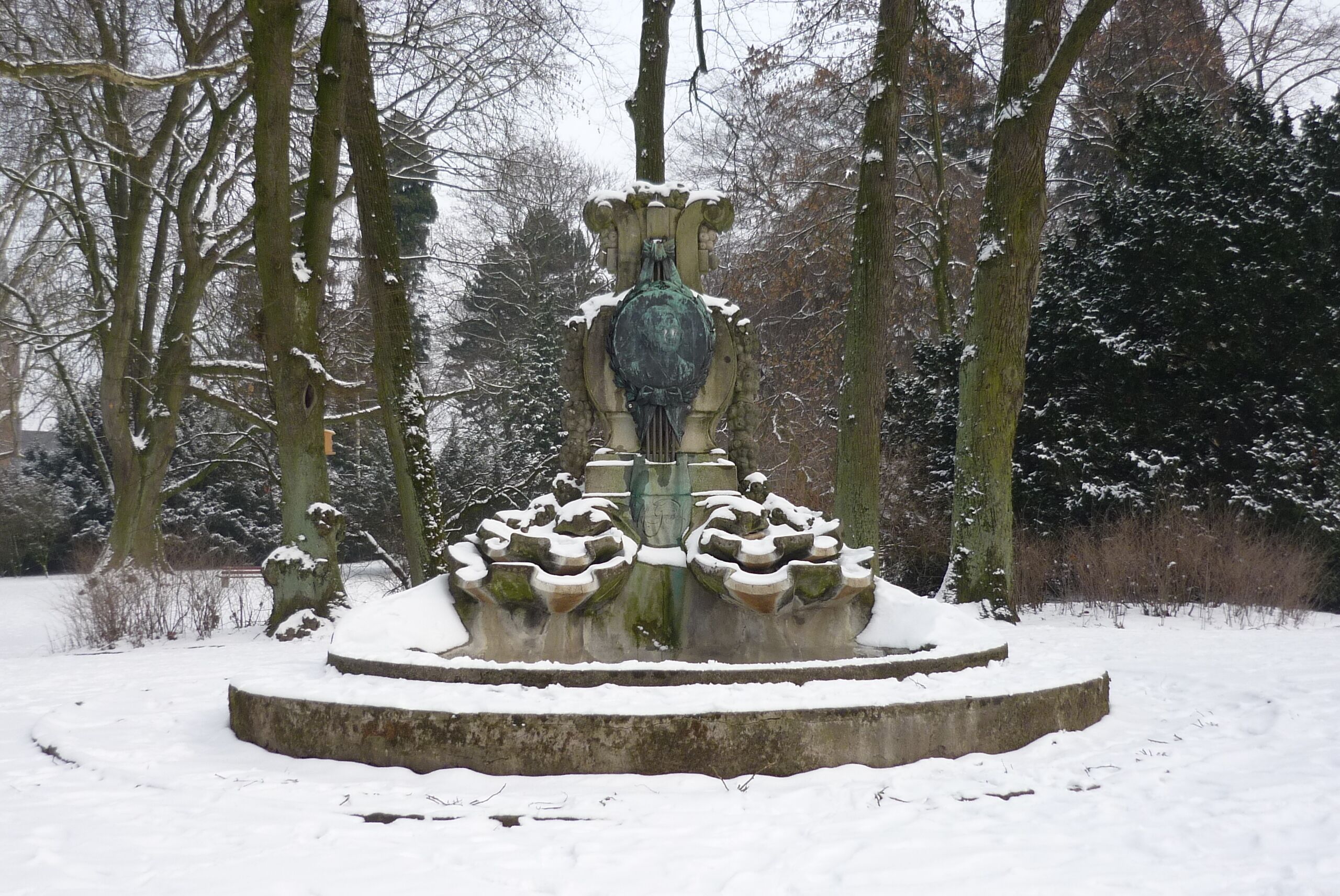 Denkmal im Moerser Schlosspark Winter 2009/2010