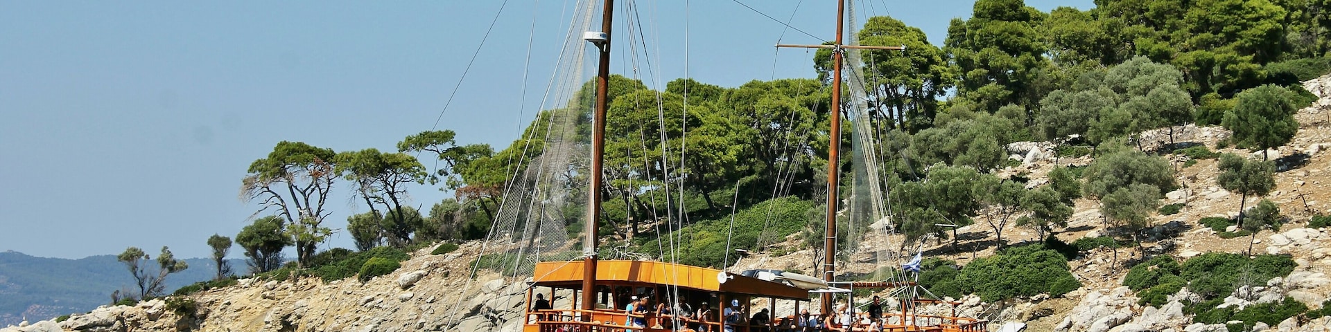 Kelifos island, settled between Kasandra and Sithonia, Halkidiki is ideal for short stopping by for a swim in a cristal clear water. More known as Turtle island, that tourist gave it because of the shape.
#aquatrove
#Greece
#nature