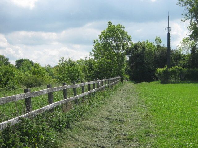 Mobile Phone mast in corner of a field This Hutchinson 3G Radio Transmitter mast is near the M20 Motorway and Gabrielspring Road. A footpath passes it from Horton Kirby to Garbrielspring Road.