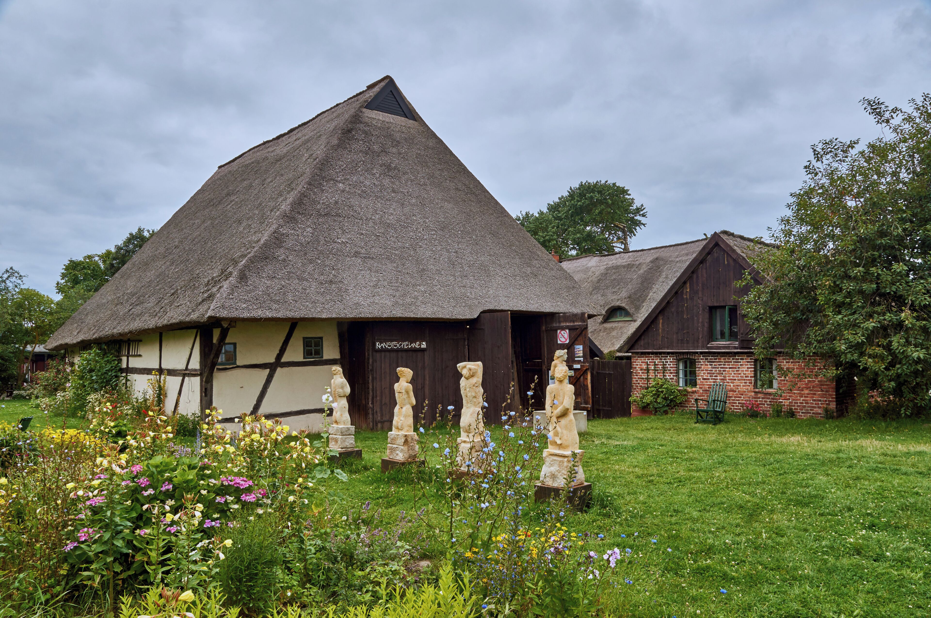 This is a photograph of an architectural monument. It is on the list of cultural monuments of Wustrow, no. 11270