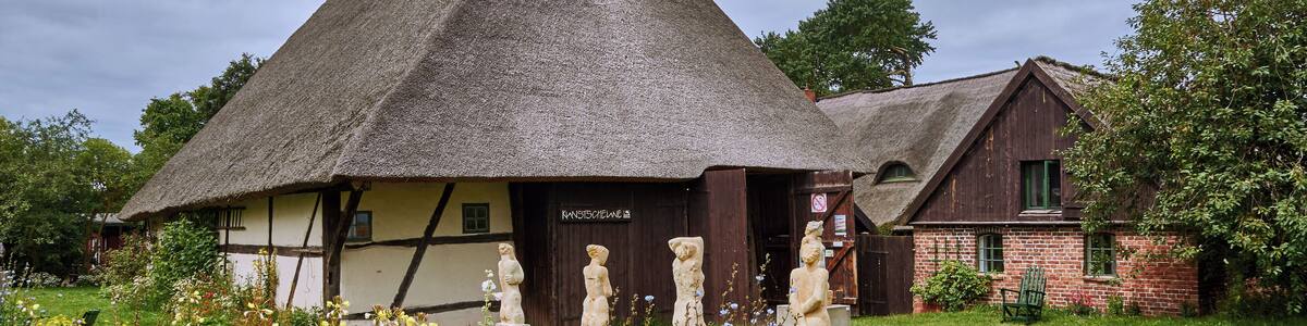 This is a photograph of an architectural monument. It is on the list of cultural monuments of Wustrow, no. 11270