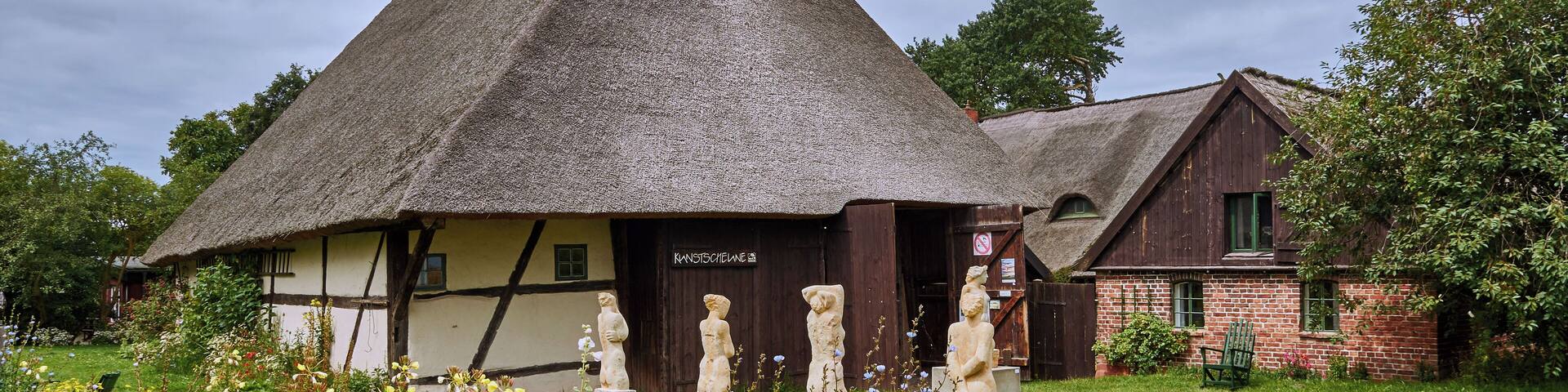 This is a photograph of an architectural monument. It is on the list of cultural monuments of Wustrow, no. 11270