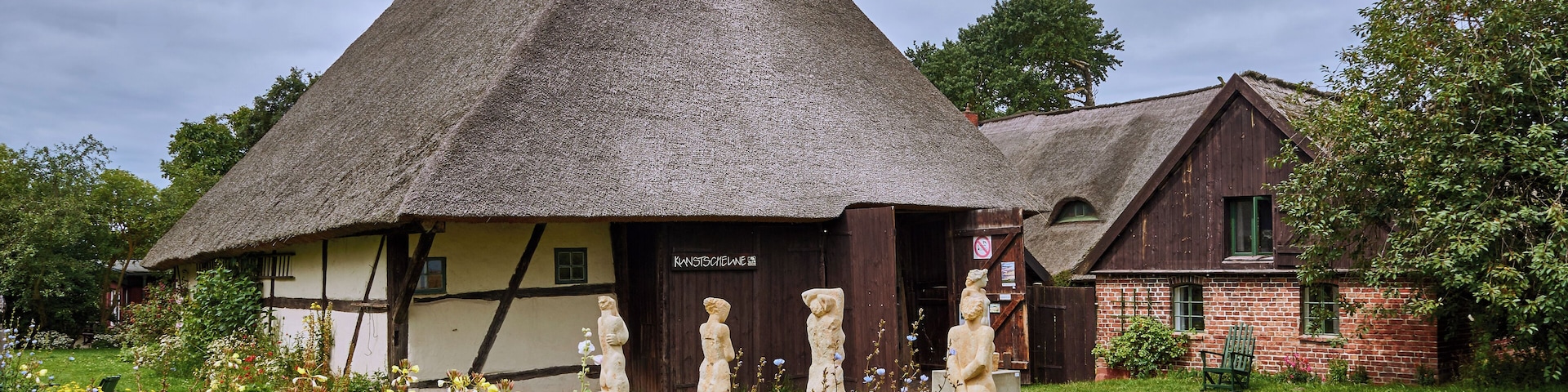 This is a photograph of an architectural monument. It is on the list of cultural monuments of Wustrow, no. 11270