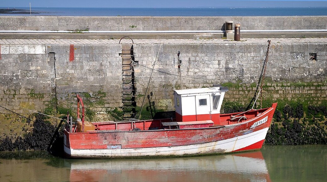 A stroll round the picturesque French seaside resort of La Flotte, located on the Île de Ré, which is connected to the mainland by toll bridge.
