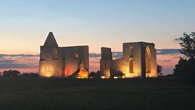 More finds on the island of Ile De Re in France. We were driving back to the hotel at sunset and stumbled across this abbey all lit up. Definitely a turn the car around so I can take a photo moment #gothicarchitecture #hiddengem #trovember #France