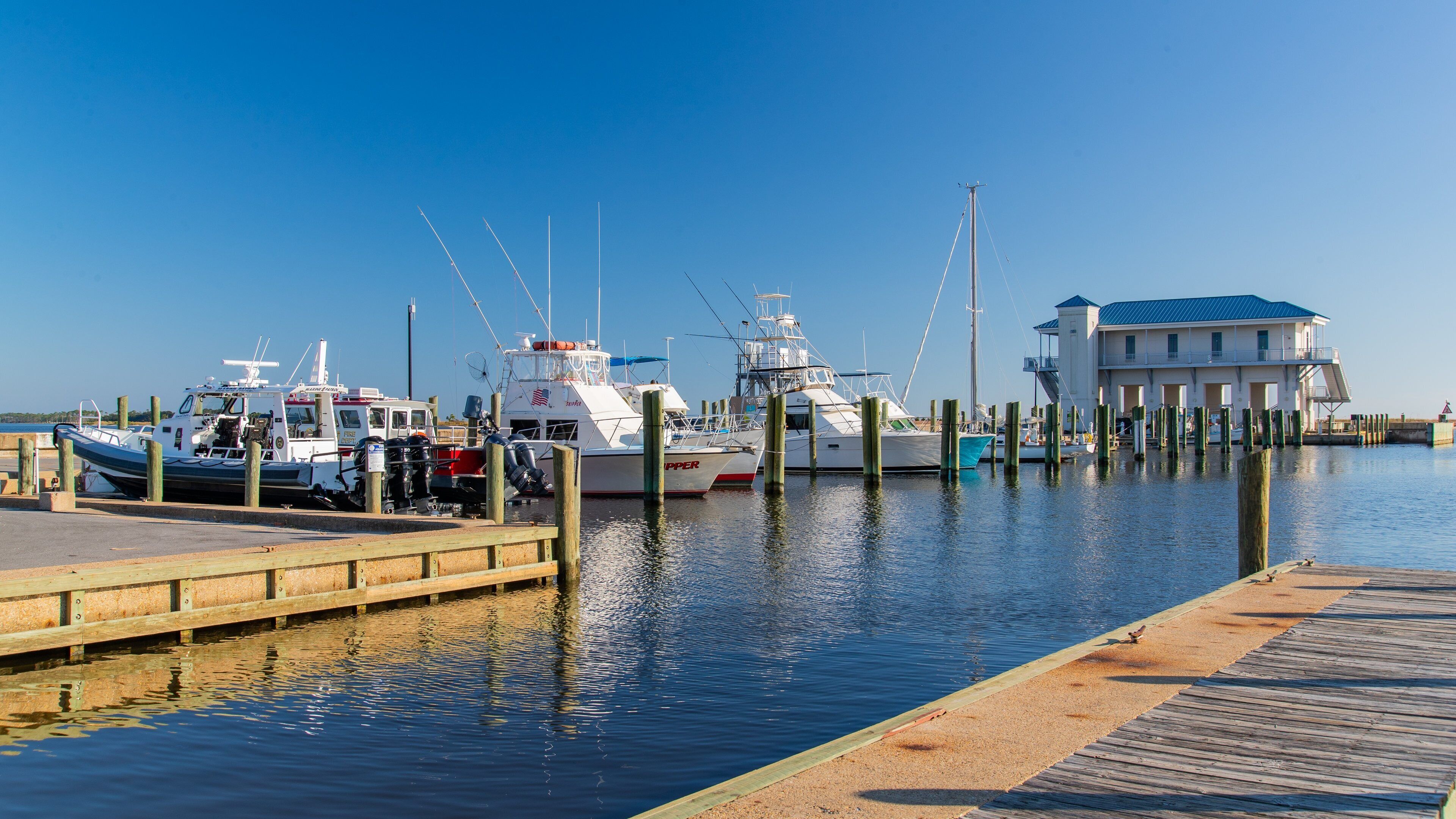 Biloxi which includes a bay or harbor