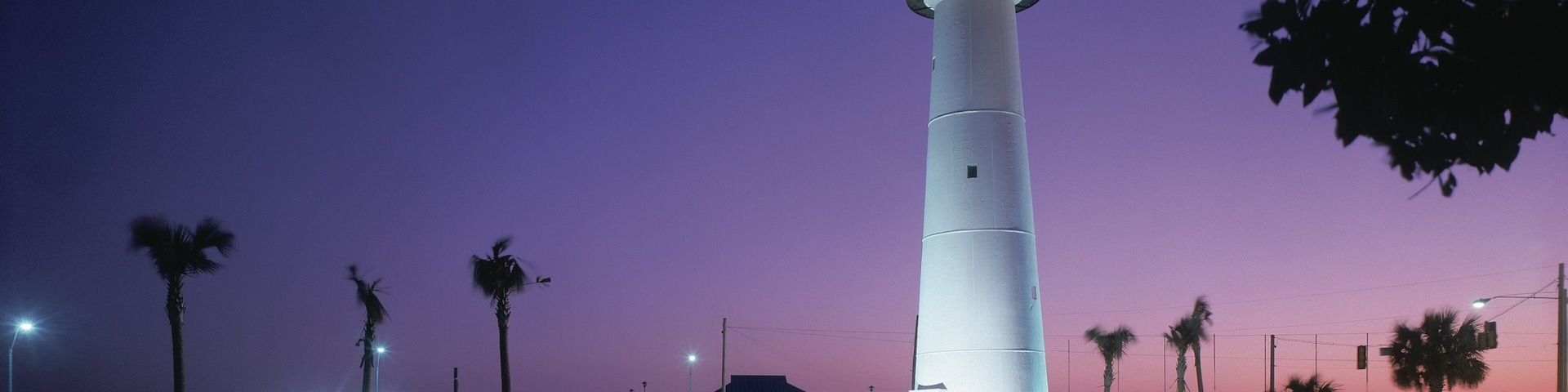 Biloxi que incluye un faro y escenas nocturnas