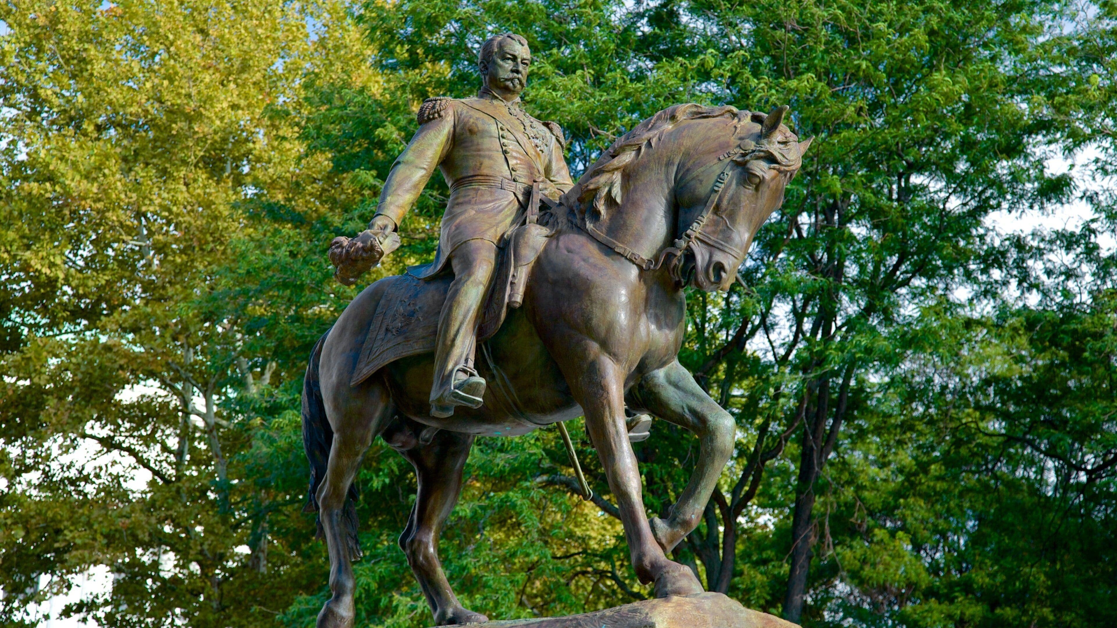 Albany ofreciendo elementos del patrimonio y una estatua o escultura