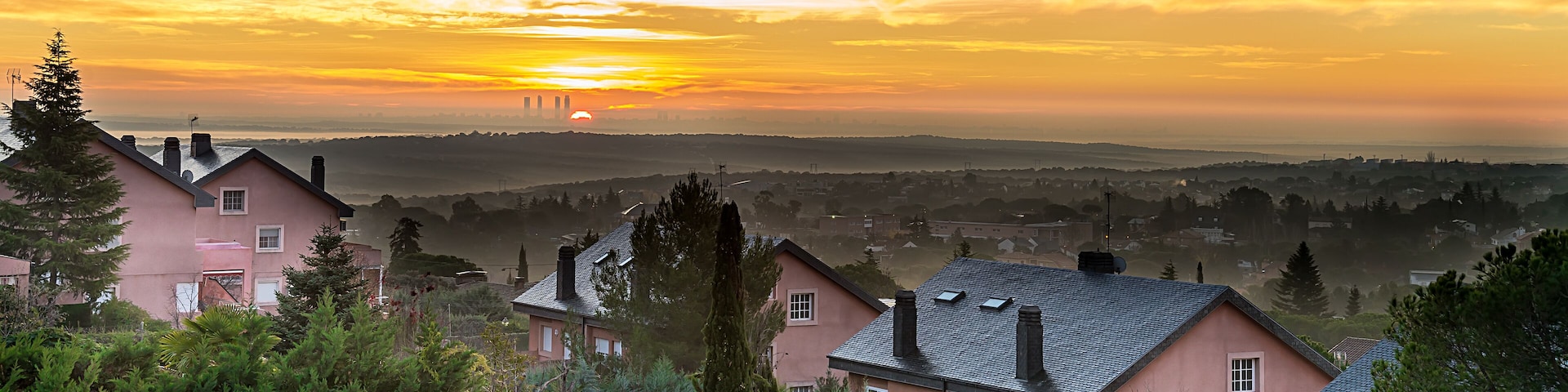 Amanecer en Torrelodones, al fondo Madrid,España