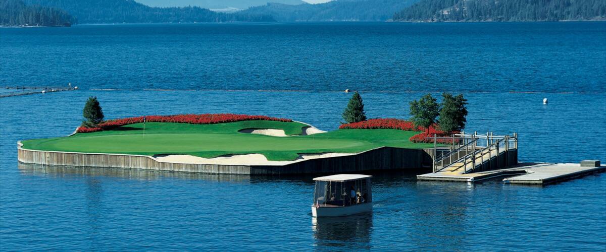 Coeur d\'Alene welches beinhaltet Golf und See oder Wasserstelle