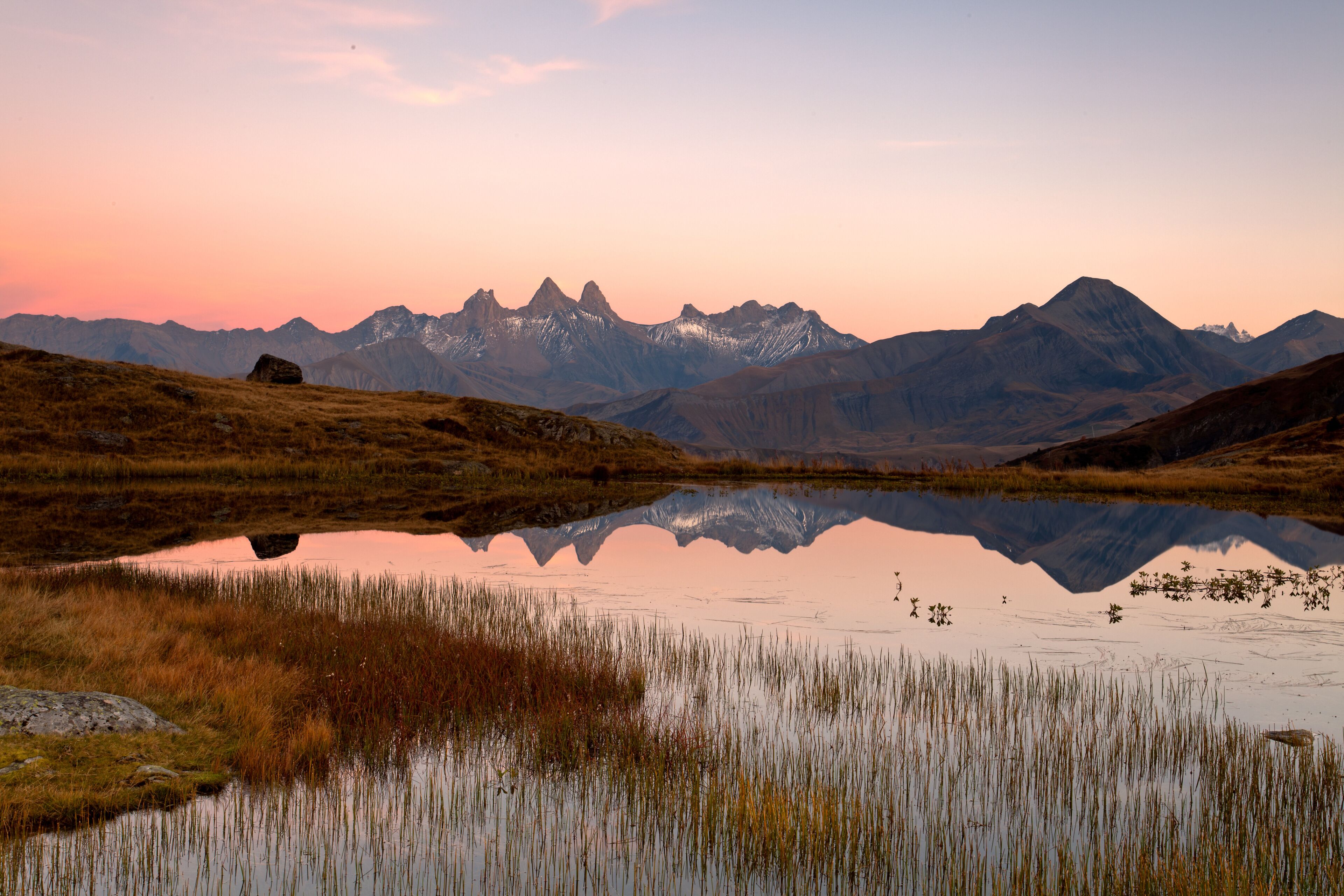 Lac de montagne des alpes reflet et algues