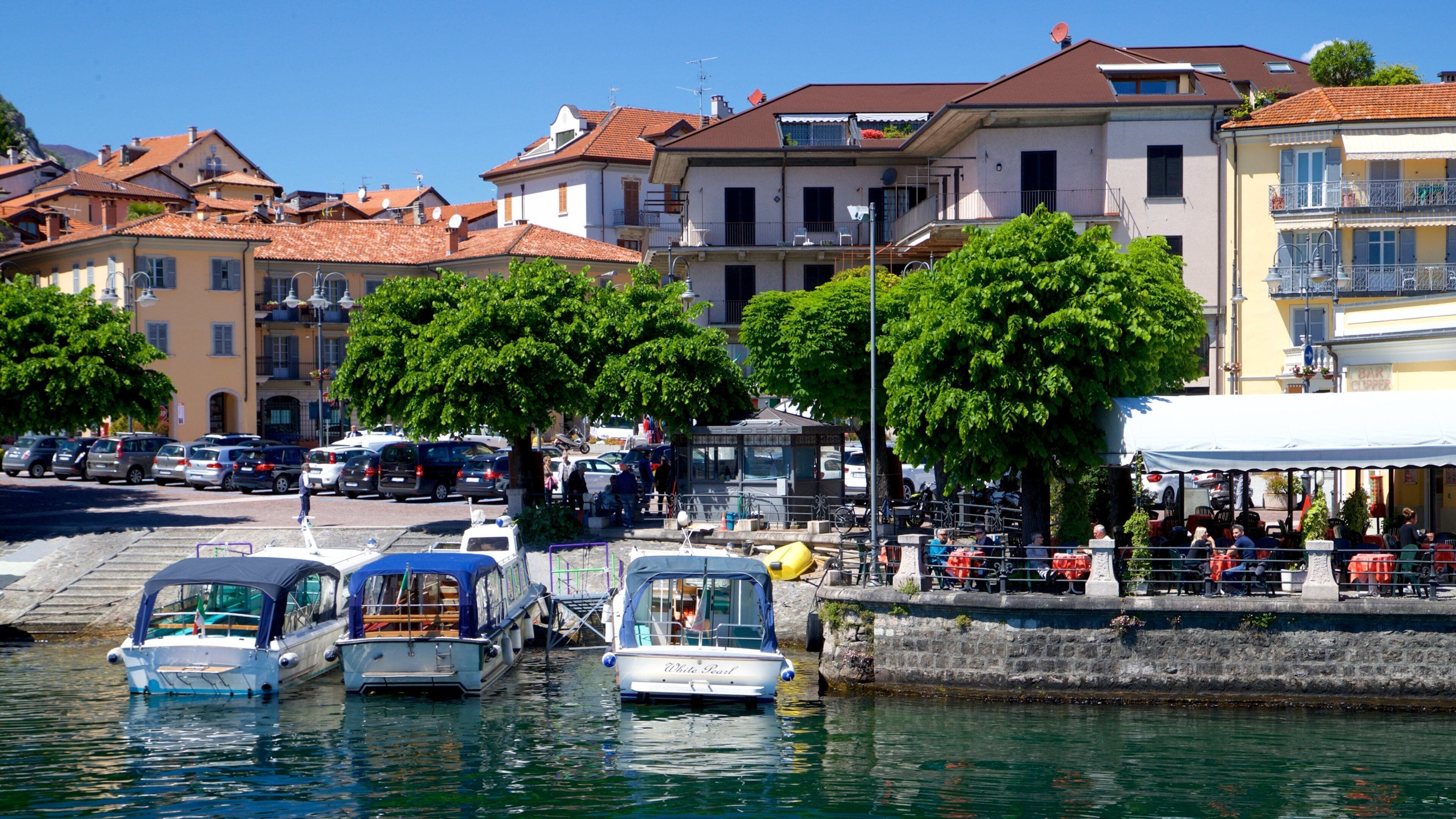 Baveno toont een baai of haven en een klein stadje of dorpje