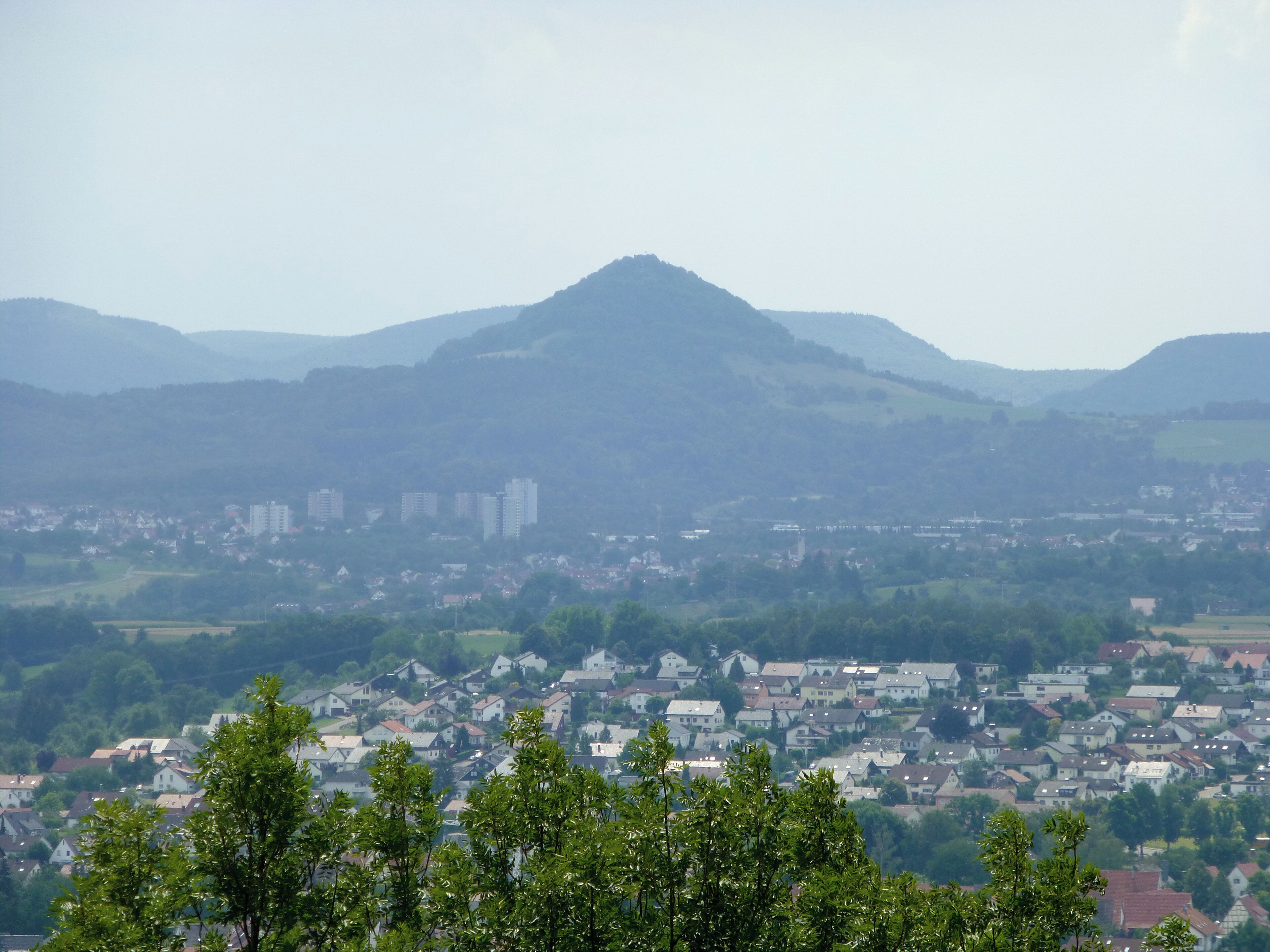 Blick vom Zwei-Eichen-Turm zur Achalm bei Reutlingen