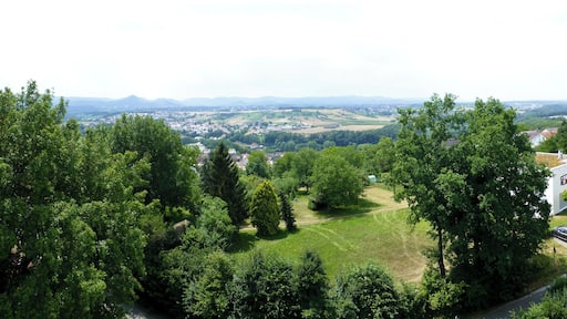 Panoramafoto vom Zwei-Eichen-Turm in Richtung Süden zur Schwäbischen Alb; halblinks die Achalm