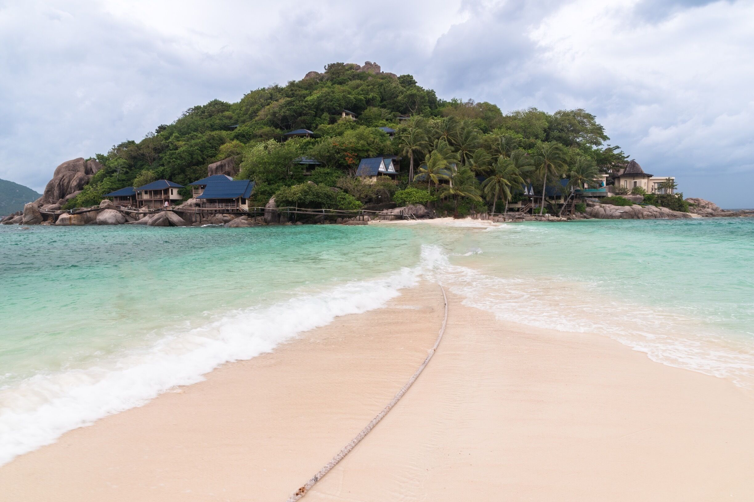 Normally that beach is full of people and deckchairs, but luckily the tides came and all the stuff where moved away and also the most tourist left! #beachtips #bvsquad #thailand #travel #kohtao #BvsExplore#wanderlust #asia #bluewater #beach #paradise