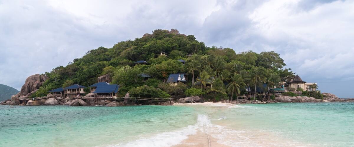 Normally that beach is full of people and deckchairs, but luckily the tides came and all the stuff where moved away and also the most tourist left! #beachtips #bvsquad #thailand #travel #kohtao #BvsExplore#wanderlust #asia #bluewater #beach #paradise