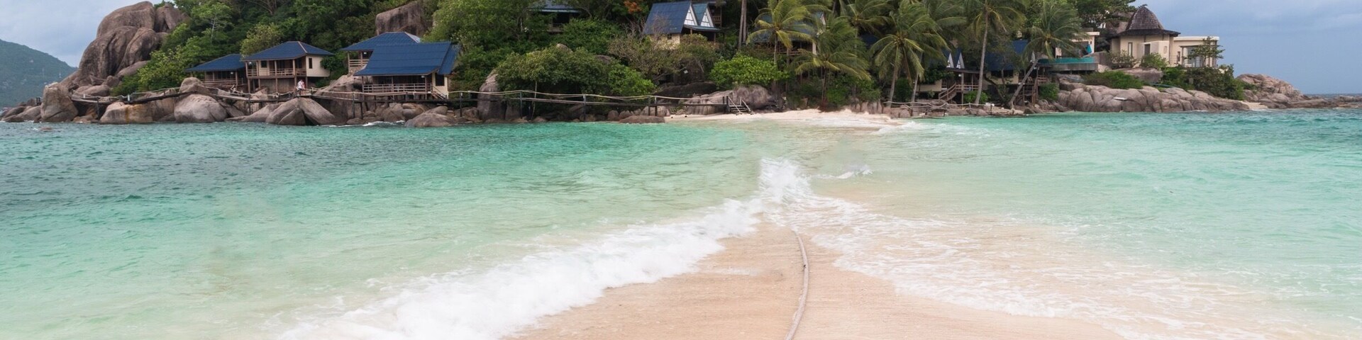 Normally that beach is full of people and deckchairs, but luckily the tides came and all the stuff where moved away and also the most tourist left! #beachtips #bvsquad #thailand #travel #kohtao #BvsExplore#wanderlust #asia #bluewater #beach #paradise
