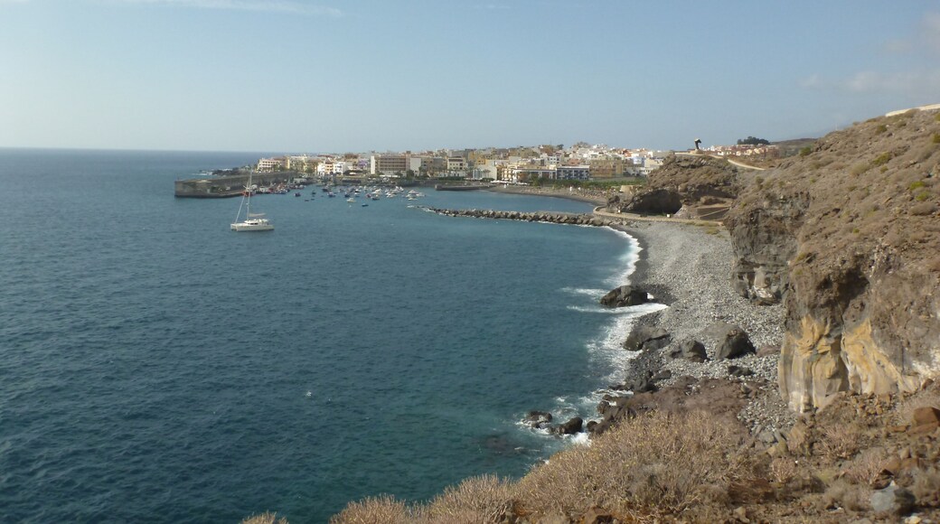Overview over Playa San Juan with the Alcaravan sculpture on the right