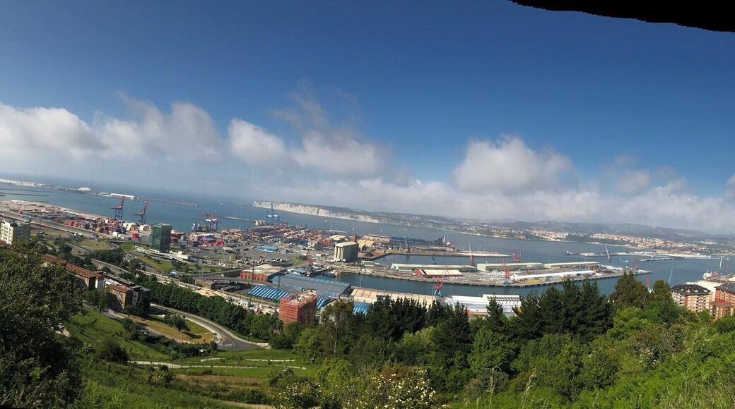 Vista general del puerto de Bilbao (País Vasco, España)