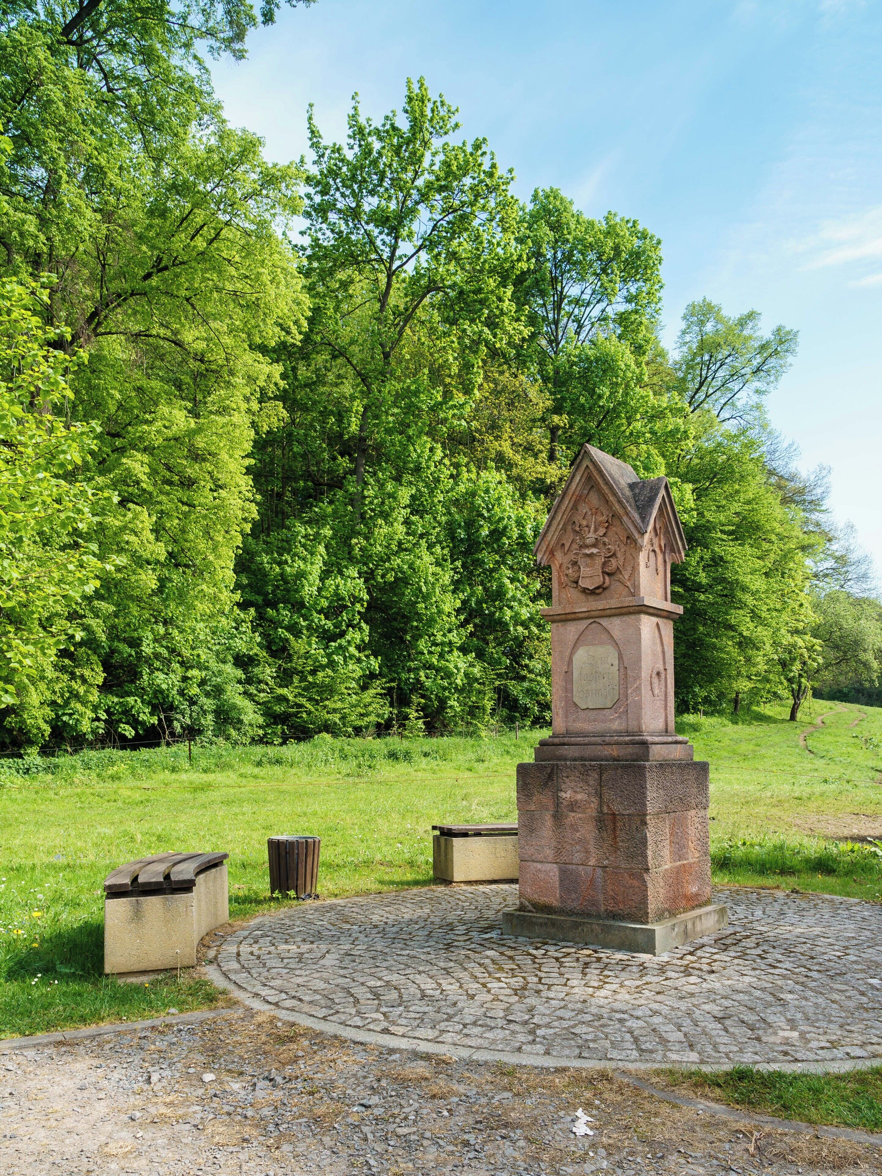 Harrasdenkmal neben der Schlossmühle in Lichtenwalde Text: Dem tapfern Springer