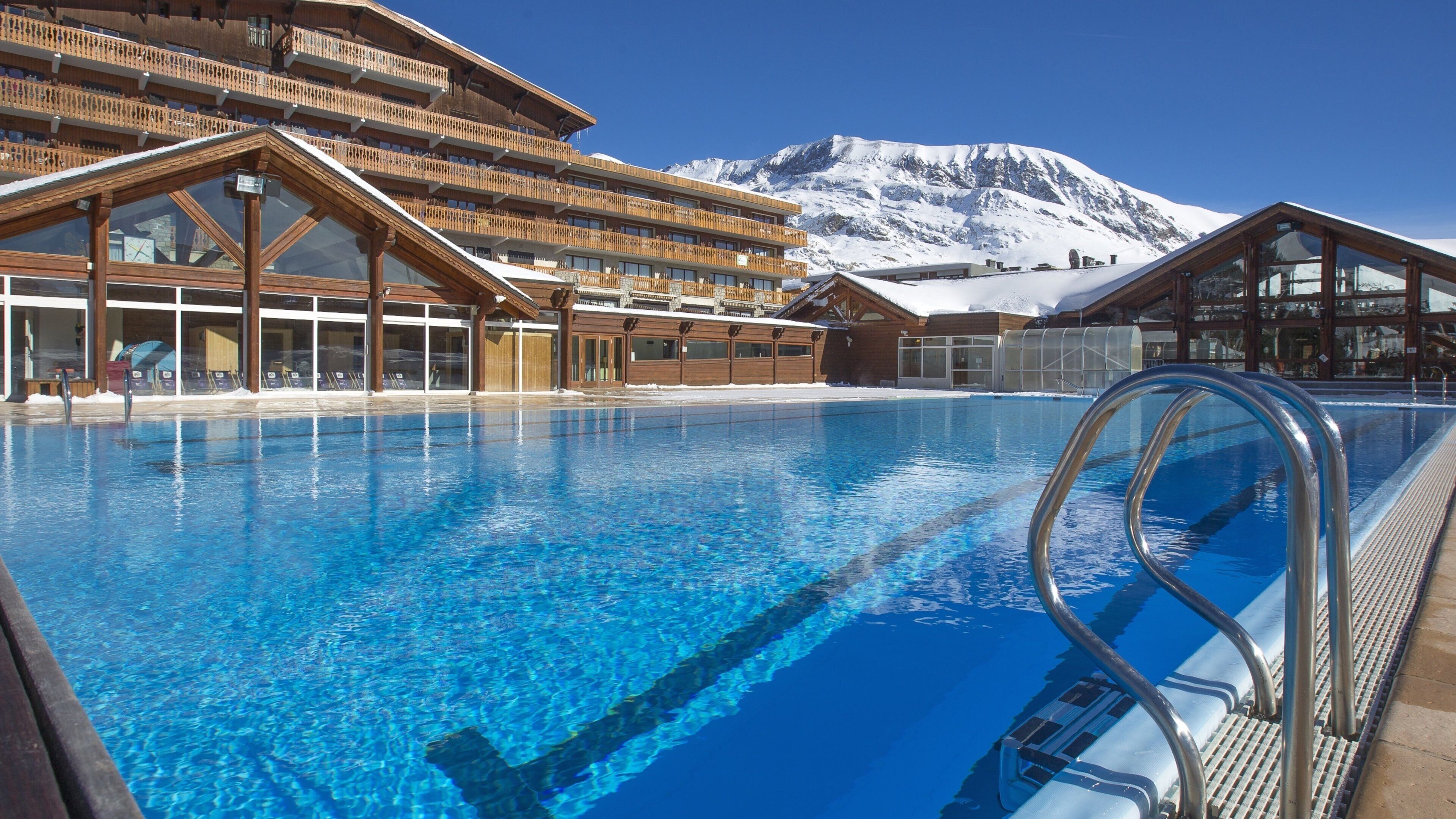 l\'Alpe-d\'Huez showing snow, a pool and mountains