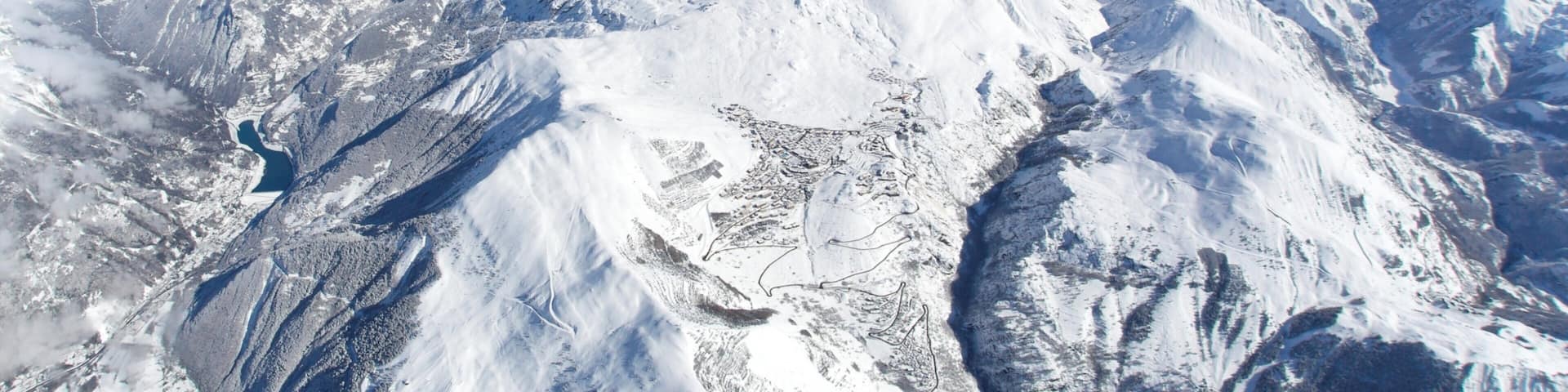 Huez showing mountains and snow