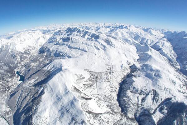 Huez showing mountains and snow