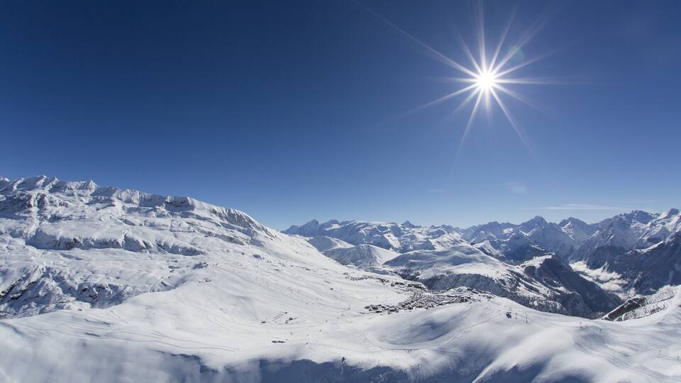 Alpe d\'Huez which includes mountains and snow