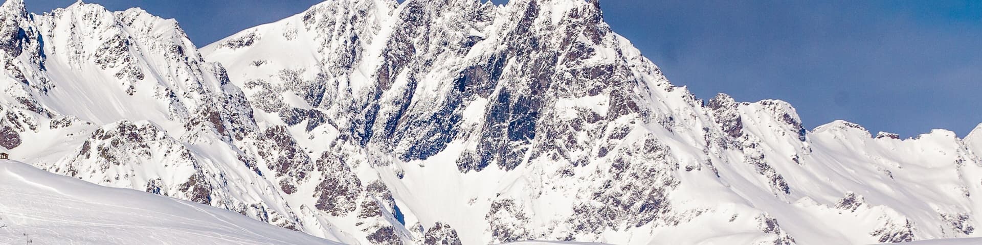 L\'Alpe-d\'Huez montrant neige, montagnes et petite ville ou village