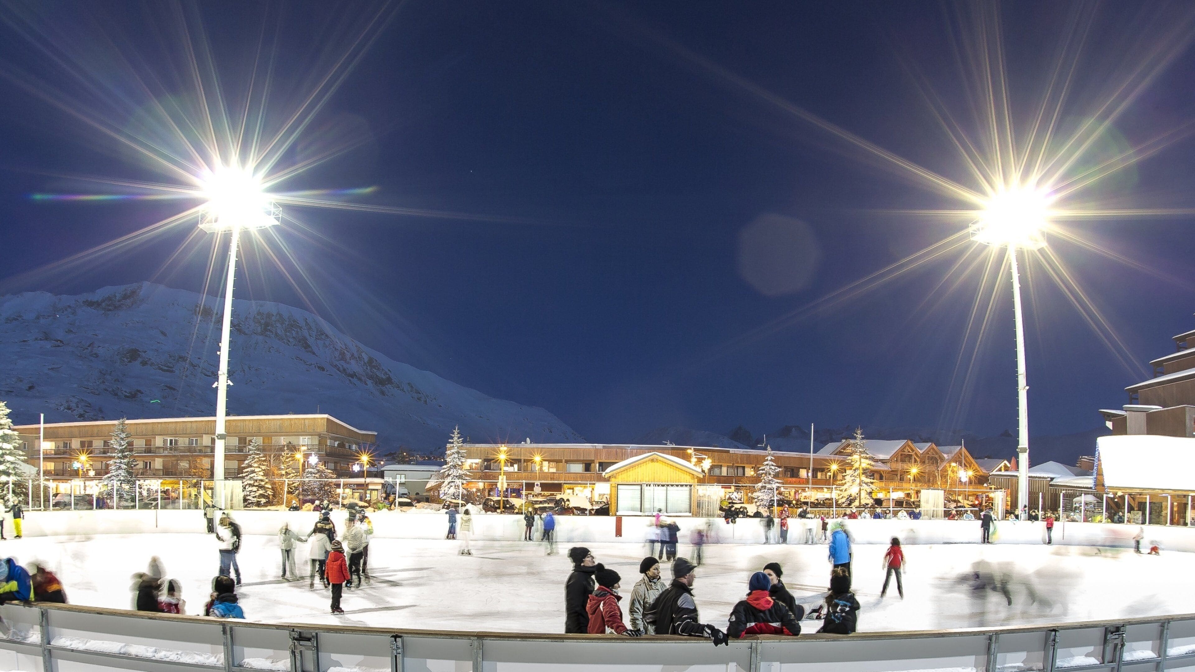 Huez showing ice skating, night scenes and snow