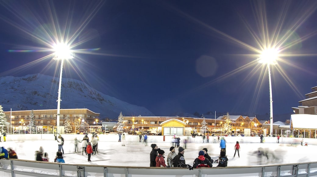 Huez showing ice skating, night scenes and snow