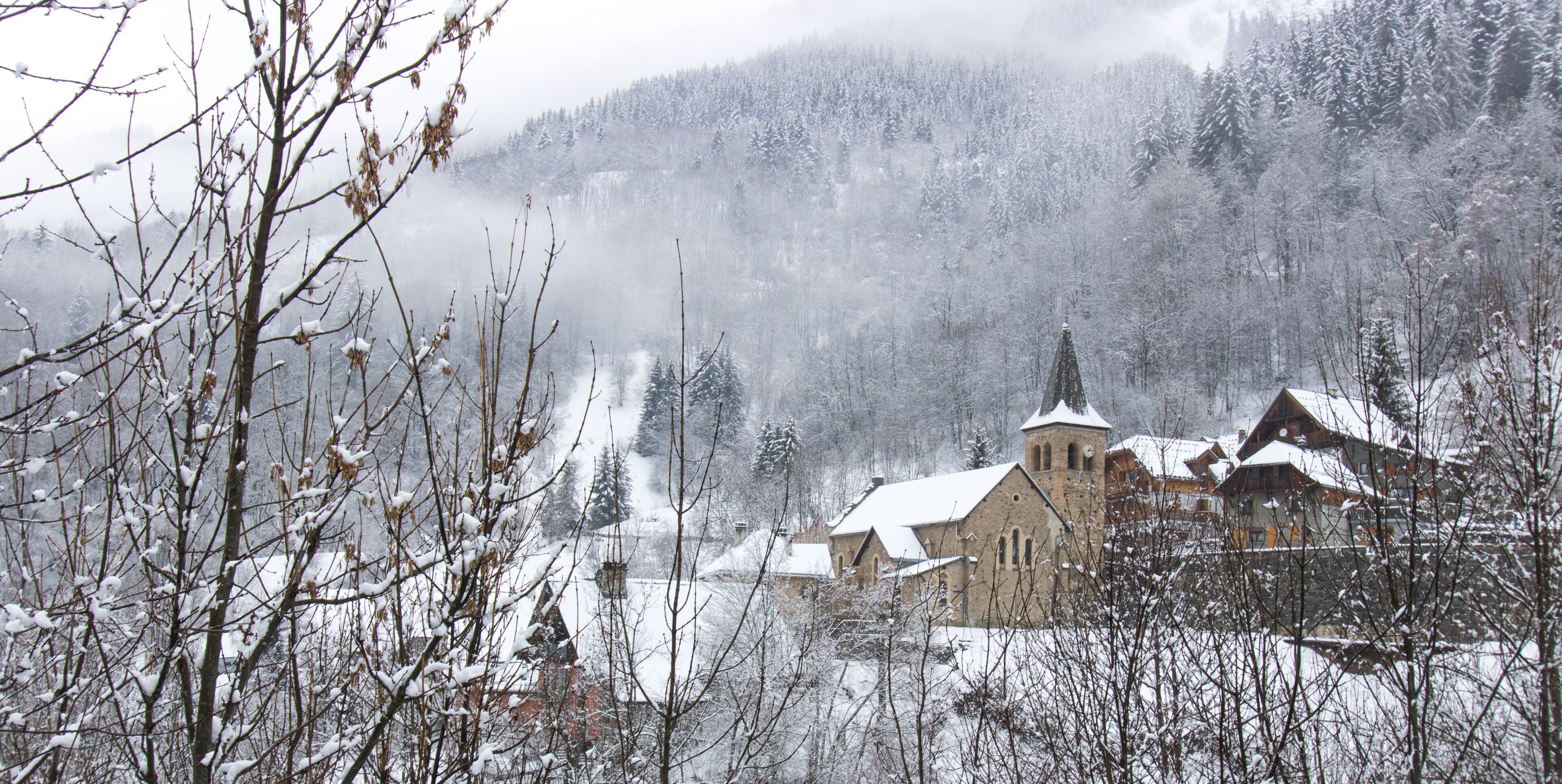 village de Vaujany dans l'Oisans dans les alpes en Isère en France