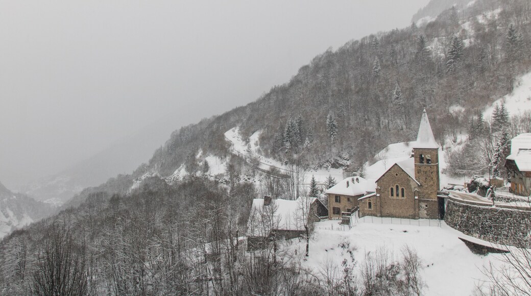 village ancien de Vaujany en hiver sous un ciel gris neigeux