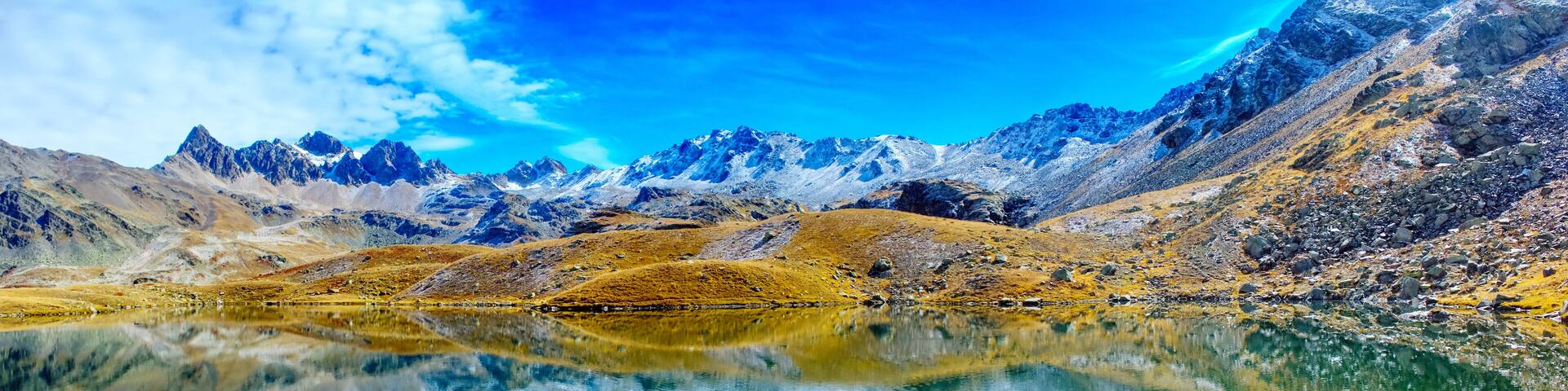 Vue panoramique d’un lac de haute montagne, en Savoie