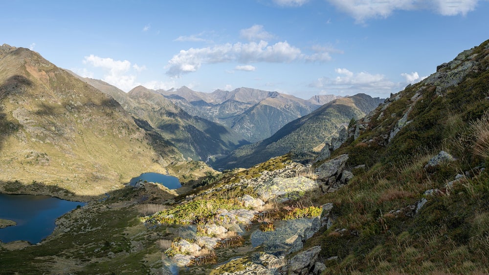 Eine Berglandschaft mit See und zerklüftetem Gelände.