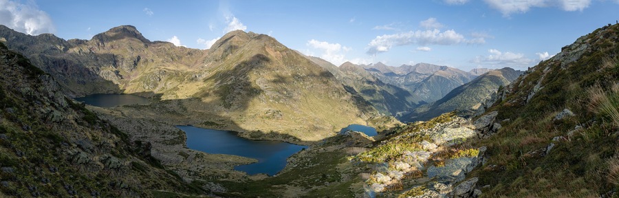 Un paisaje montañoso con un lago y terreno accidentado.