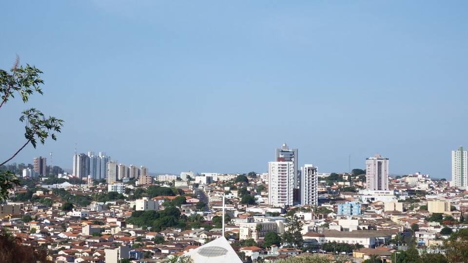 Cidade de 105000 habitantes, estancia hidromineral, localizada no estado de Minas Gerais.