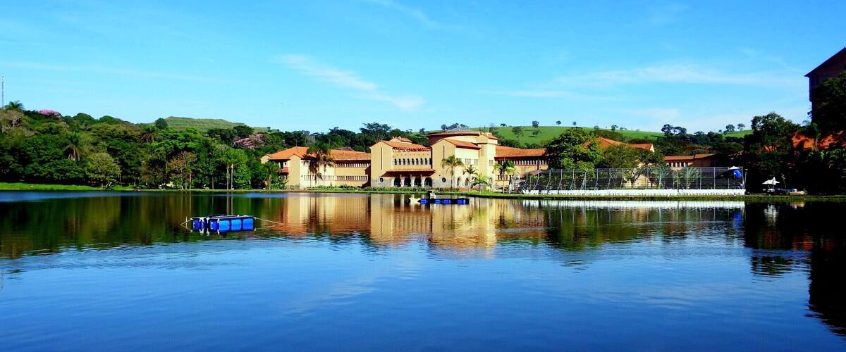 Vista das Termas do Grande Hotel e seu lago.
View of the Spa of the Grand Hotel and its lake.
#Green