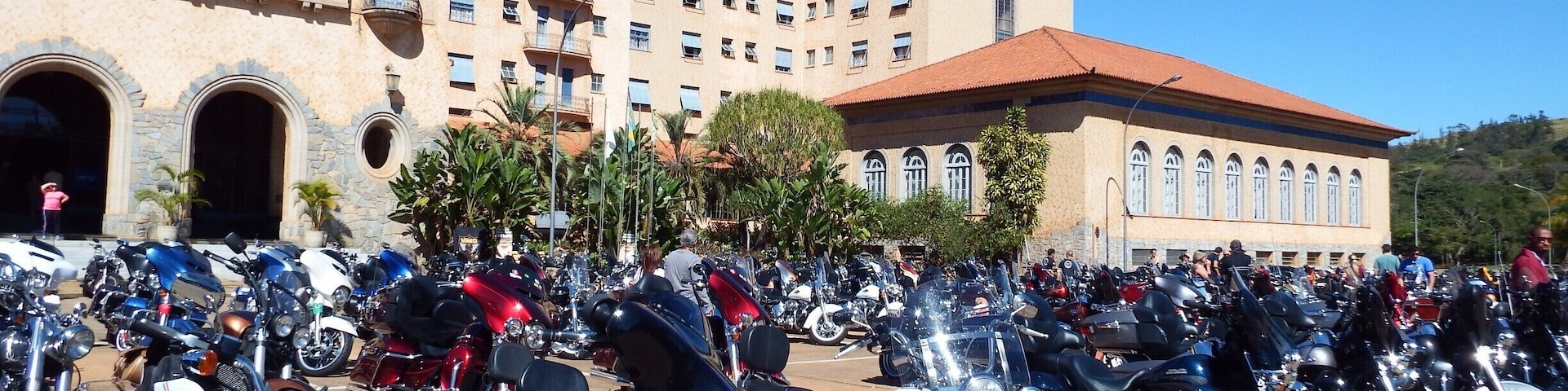Moto Fest 2017. Encontro anual de motos no pátio deste Hotel magnífico.
Moto Fest 2017. Annual motorcycle meeting in the courtyard of this magnificent Hotel. #Festival