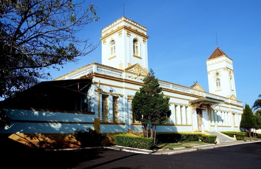 Antiga estação ferroviária da cidade de Araxá construída entre 1922 e 1926.  Em sua fachada há elementos Clássicos, como as colunas da Ordem Toscana e Cornijas (estrutura clássica que, nesta edificação, contrasta-se com adornos em alto relevo, uma das características do Rococó). Ao mesmo tempo, apresenta elementos de Art Nouveau, como a porta principal trabalhada em ferro com a cobertura trabalhada em vidro e ferro. #Details