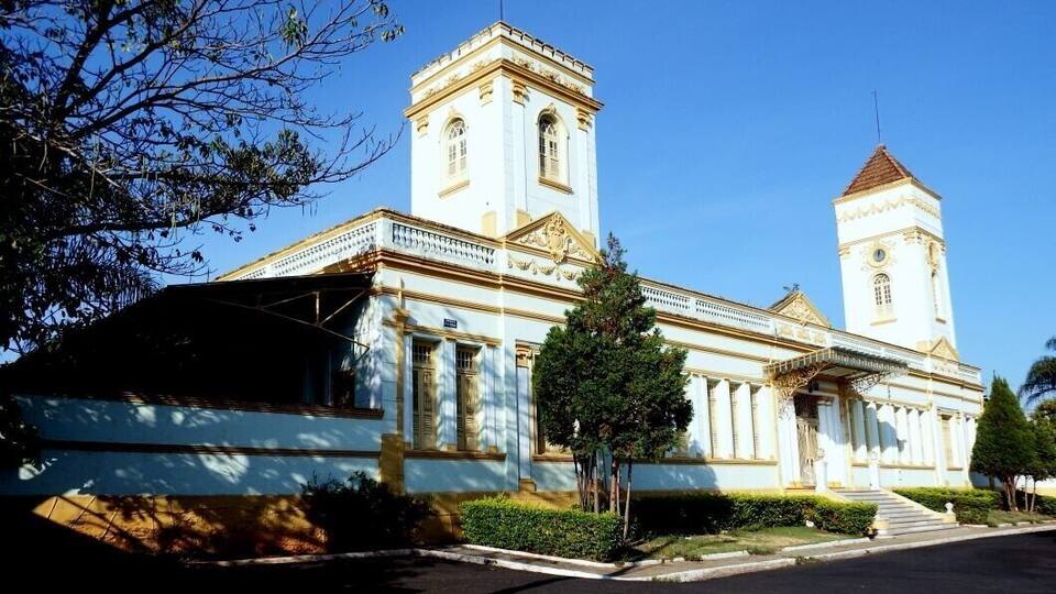 Antiga estação ferroviária da cidade de Araxá construída entre 1922 e 1926. Em sua fachada há elementos Clássicos, como as colunas da Ordem Toscana e Cornijas (estrutura clássica que, nesta edificação, contrasta-se com adornos em alto relevo, uma das características do Rococó). Ao mesmo tempo, apresenta elementos de Art Nouveau, como a porta principal trabalhada em ferro com a cobertura trabalhada em vidro e ferro. #Details