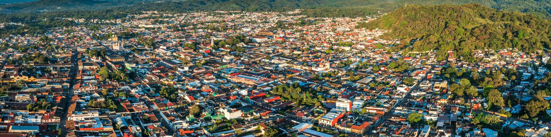 Vista aérea del Pueblo Mágico de Coatepec, Veracruz, México. La capital del café
