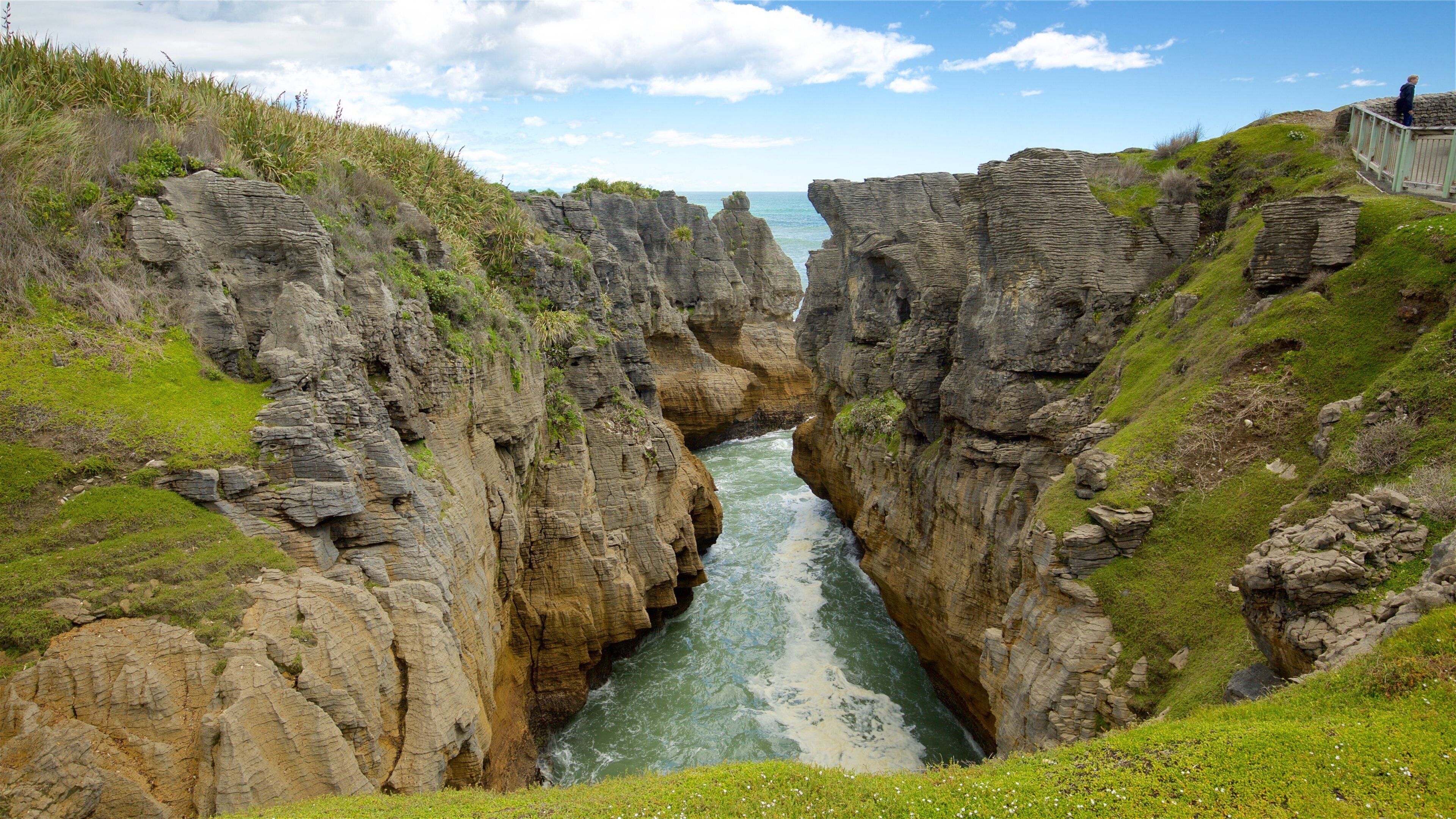 Punakaiki showing rocky coastline