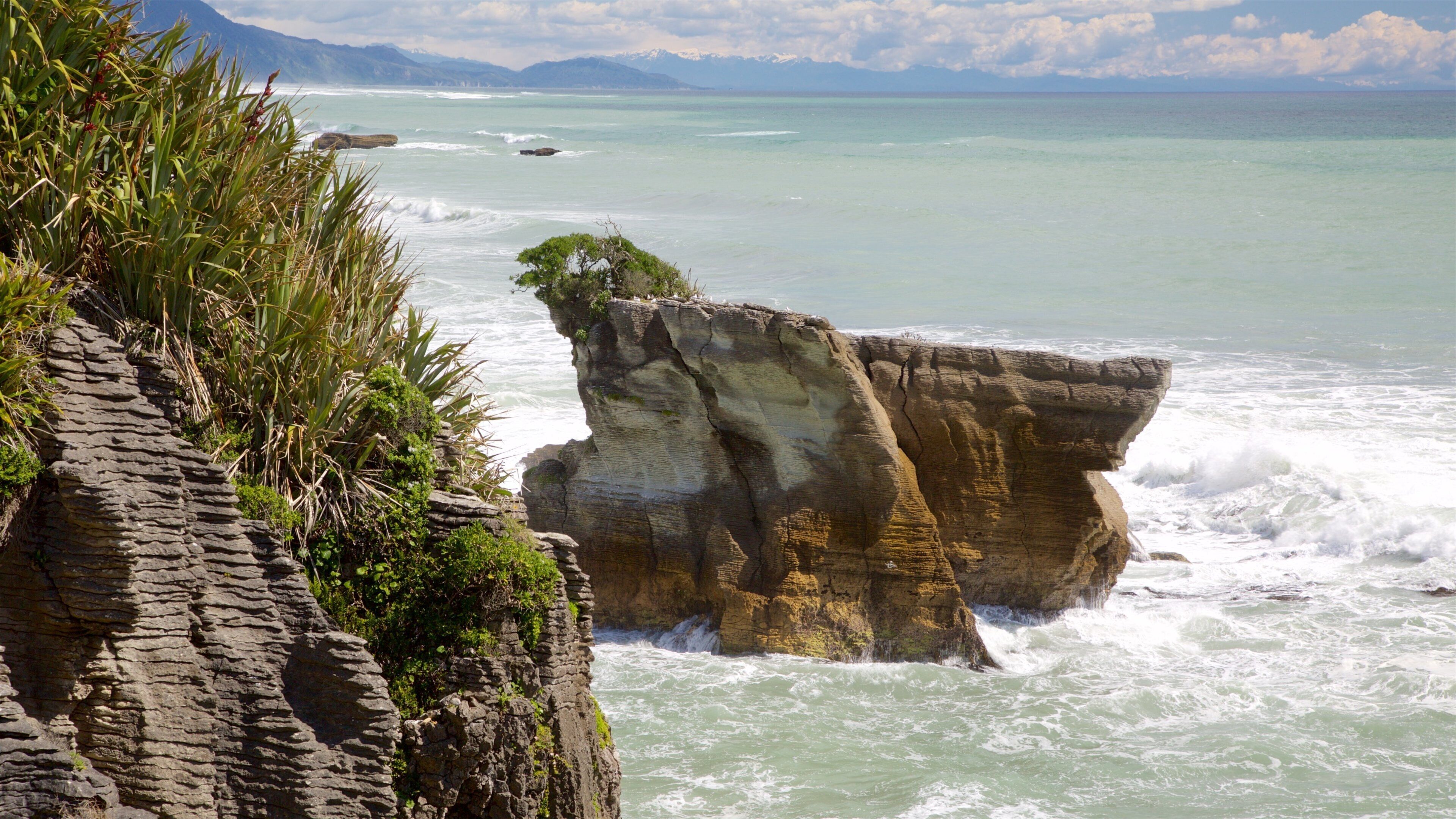 Punakaiki showing rocky coastline and waves