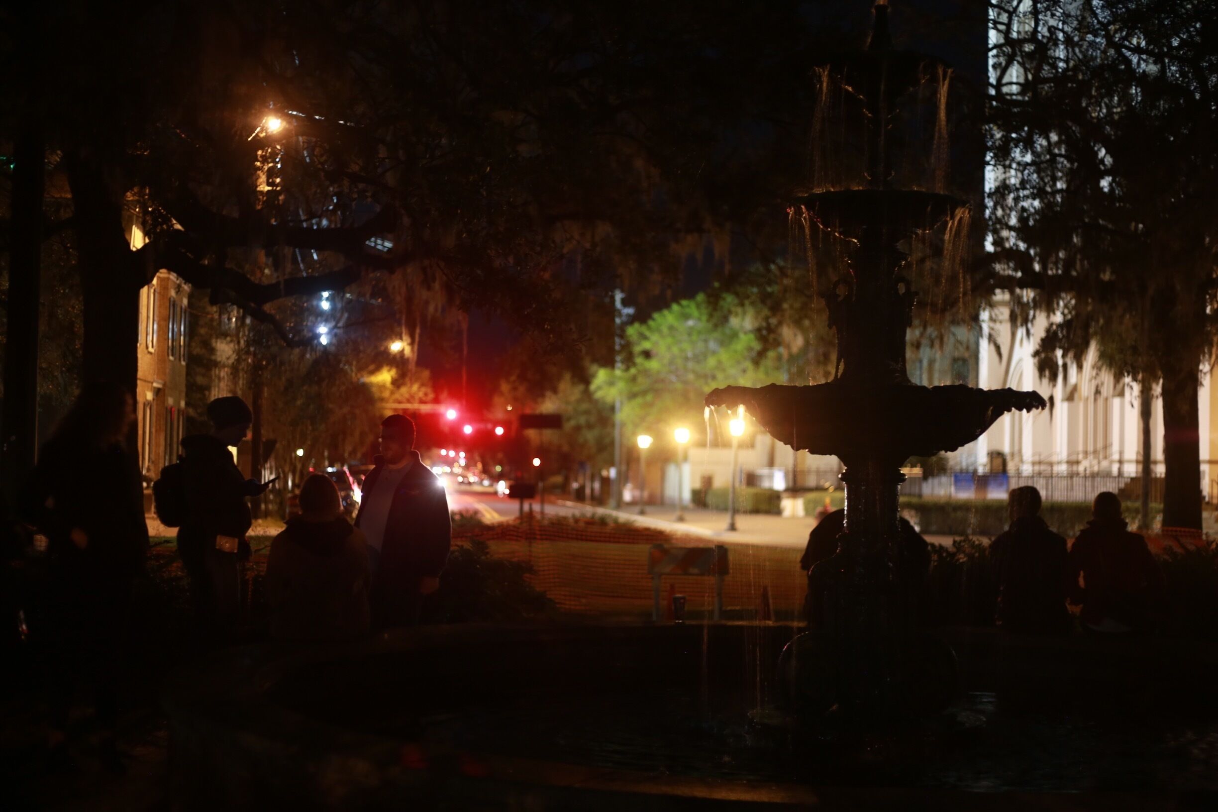 Surrounded by monuments of stories and facts, from the ill famed ghost houses to the intriguing mason secret church. This is the square where u start ur tour in Savannah.