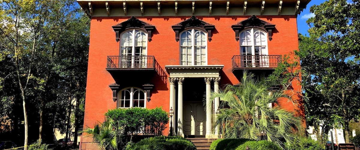 For those of you that have seen "Midnight in the garden of good and evil." All the houses in Savannah are spectacular, unique and so photogenic. Many of the houses are now museums and you can explore them not only from the outside, but inside too.