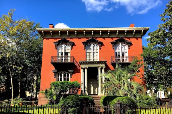 For those of you that have seen "Midnight in the garden of good and evil." All the houses in Savannah are spectacular, unique and so photogenic. Many of the houses are now museums and you can explore them not only from the outside, but inside too.