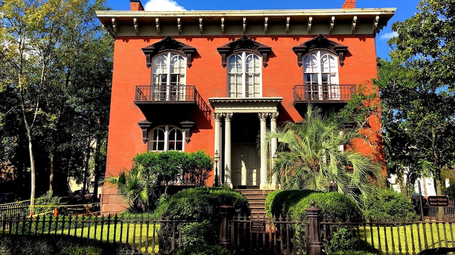 For those of you that have seen "Midnight in the garden of good and evil." All the houses in Savannah are spectacular, unique and so photogenic. Many of the houses are now museums and you can explore them not only from the outside, but inside too.