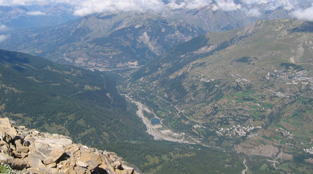 Vue depuis le sommet du Garabru, face au parc des Ecrins
